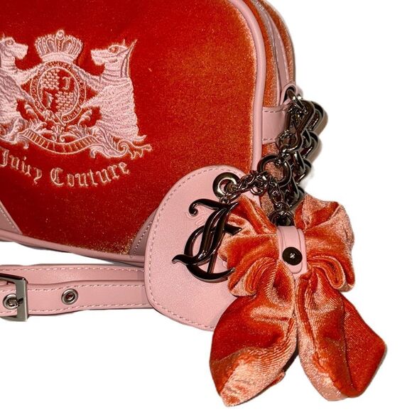 **SOLD** Juicy Couture Hollyhock Peach Velour Crossbody Camera Bag Pink PU - Picture 3 of 14